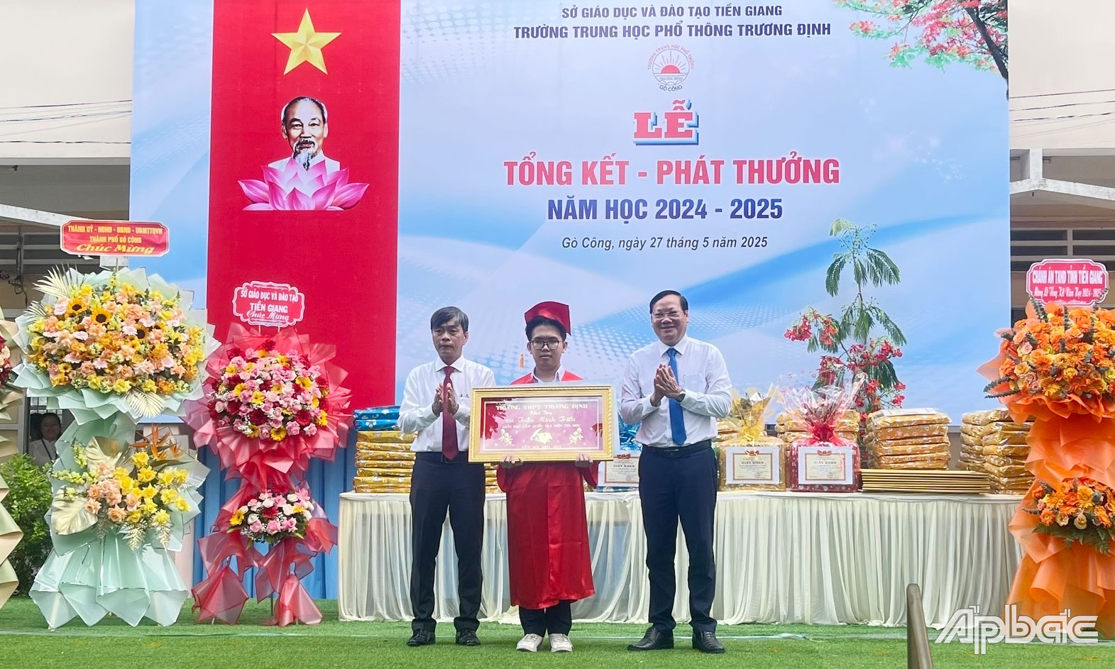 Lãnh đạo tỉnh và nhà trường trao danh hiệu học sinh xuất sắc toàn trường cho em Triều.