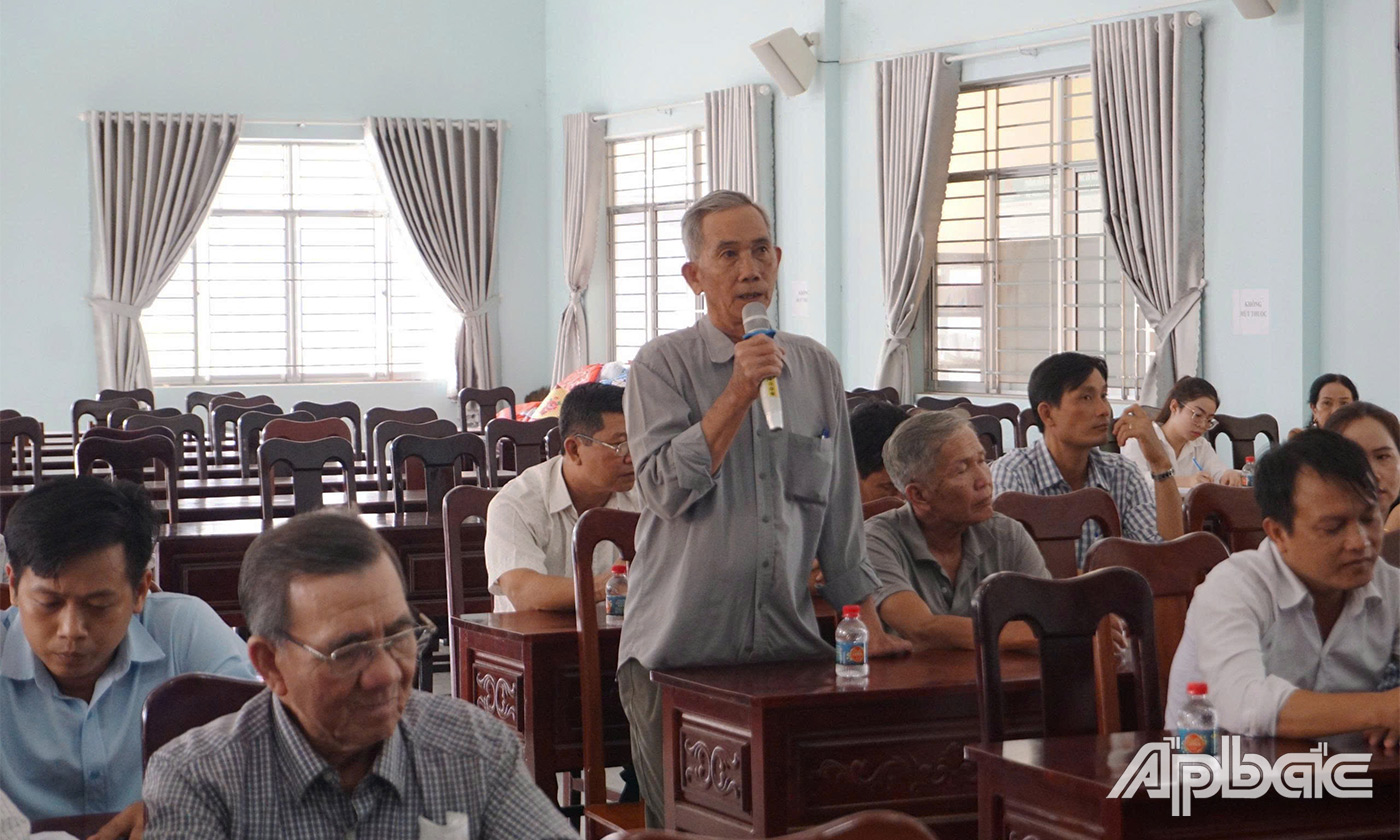 Cử tri huyện Cái Bè phát biểu tại buổi tiếp xúc