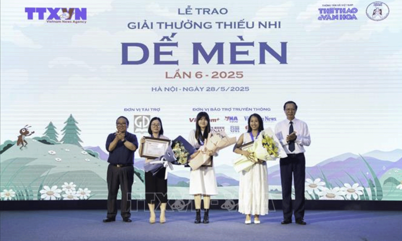 Phó Chủ tịch Hội Nhà văn Việt Nam, Chủ tịch Hội đồng giám khảo Trần Đăng Khoa và Thứ trưởng Bộ Giáo dục và Đào tạo Phạm Ngọc Thưởng trao giải 