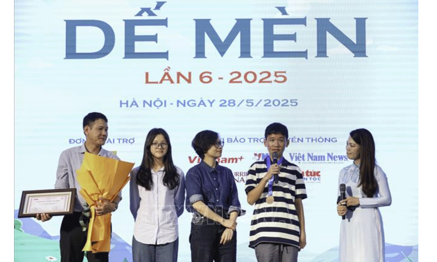 Tác giả nhận giải 