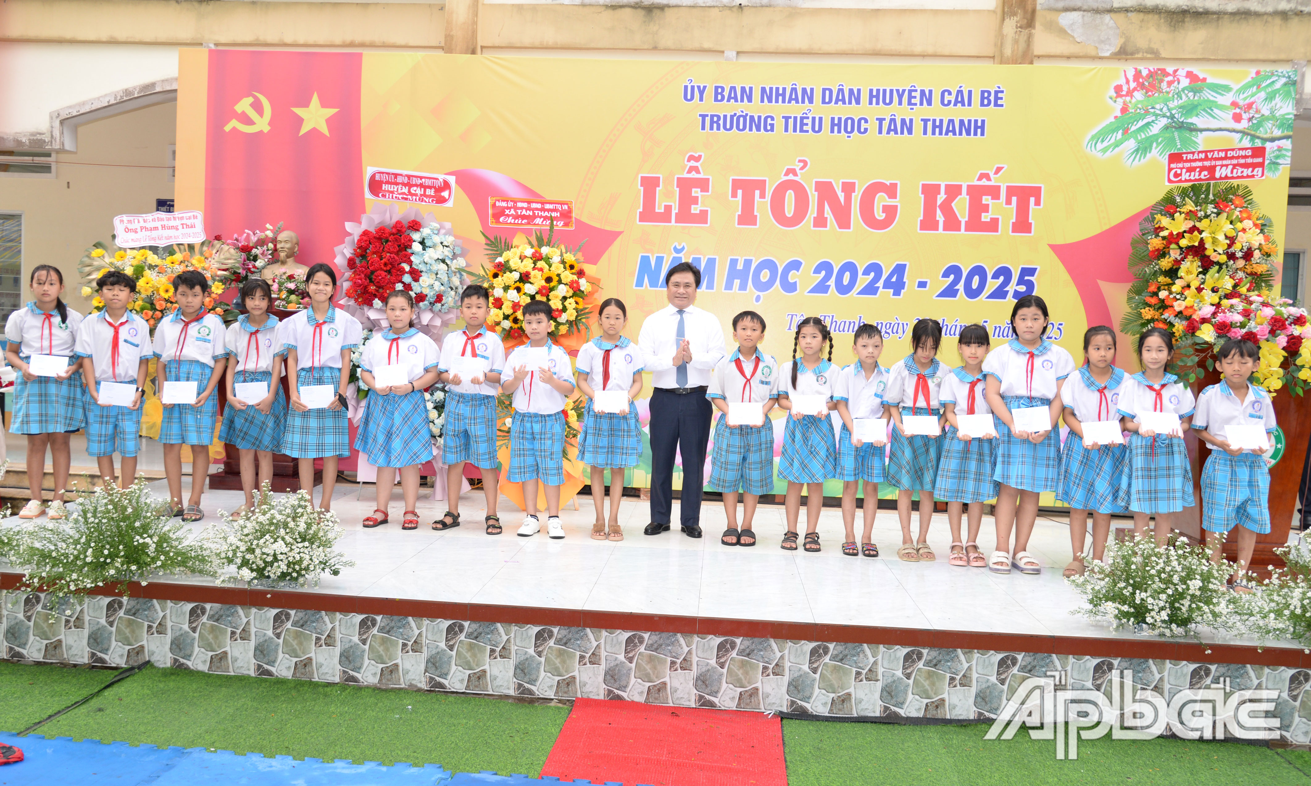 Đồng chí Trần Văn Dũng trao tặng học bổng cho các em học sinh có hoàn cảnh khó khăn, vượt khó học tốt.