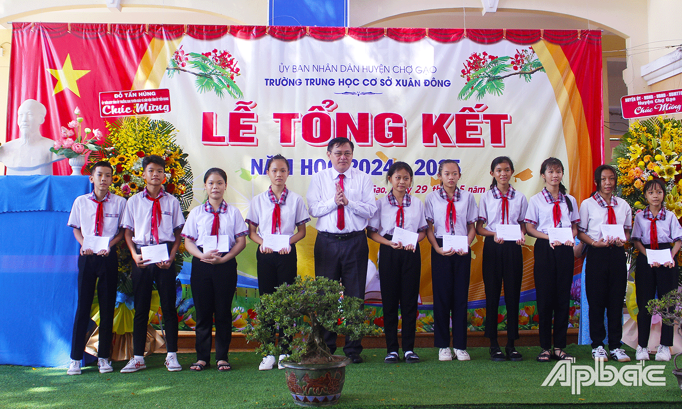 Đồng chí Đỗ Tấn Hùng, Trưởng Ban Tuyên giáo và Dân vận Tỉnh ủy tặng quà các đồng chí nguyên lãnh đạo Ban Tuyên giáo cấp ủy huyện (tương đương), nguyên lãnh đạo Ban Dân vận cấp ủy huyện (tương đương).