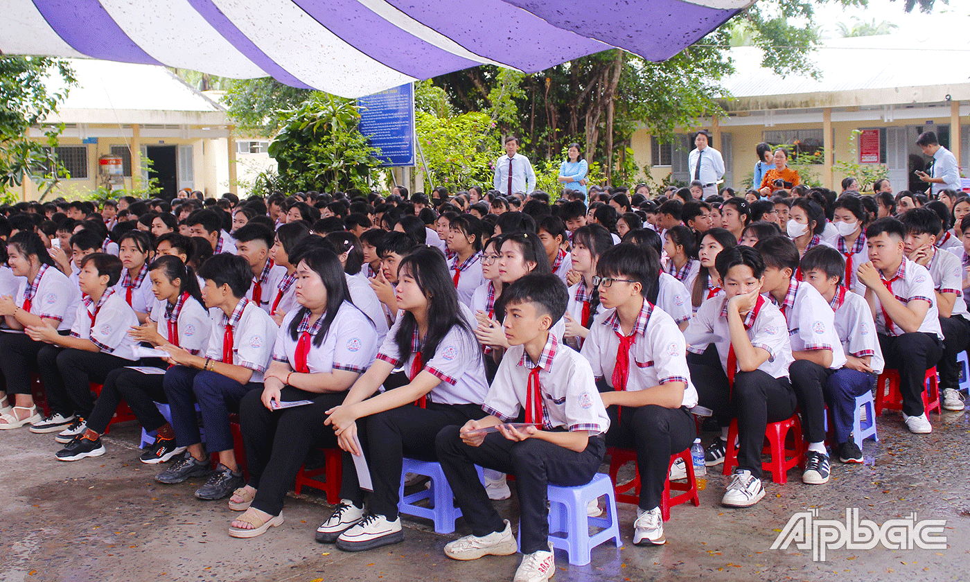 Các em học sinh dự Lễ tổng kết năm học.