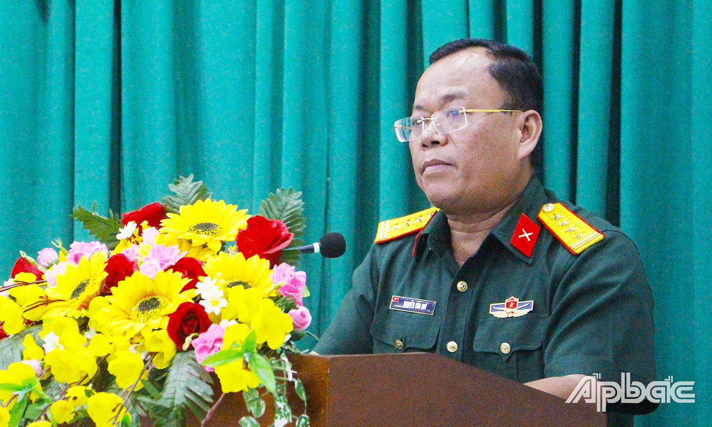 Đại tá Nguyễn Văn Quý, Phó Chỉ huy trưởng kiêm Tham mưu trưởng Bộ CHQS tỉnh Tiền Giang phát biểu tại Lễ bế giảng. 