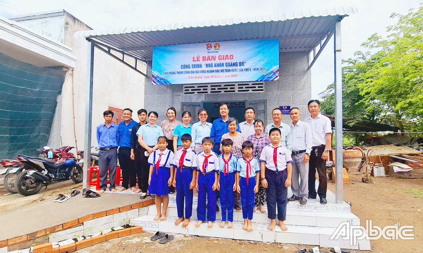 Trao “Nhà Khăn quàng đỏ” cho em Phan Văn Nghĩa, học sinh lớp 54, Trường Tiểu học  Bình Đông (xã Bình Đông, TP. Gò Công).
