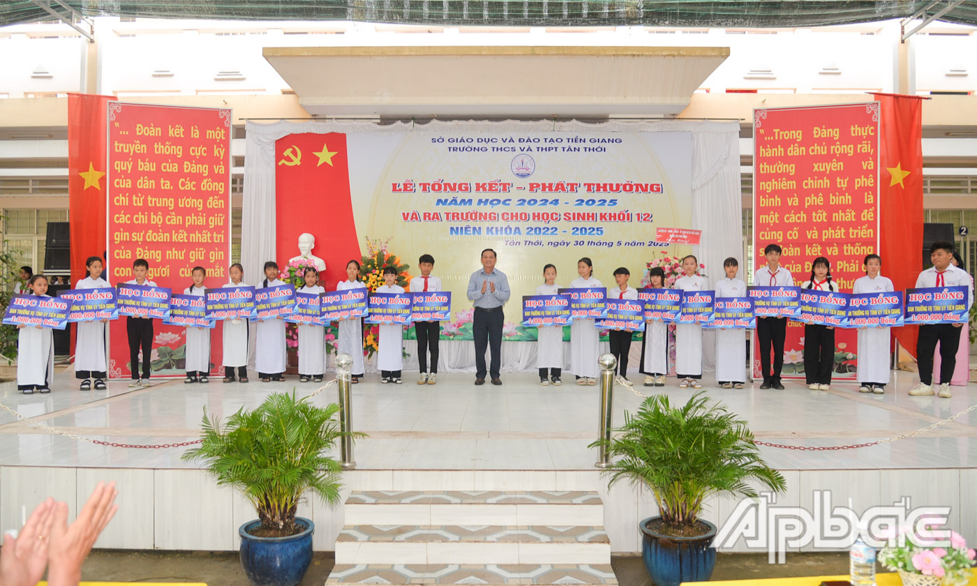 Đại tá Phạm Văn Thanh trao tặng các suất học bổng cho học sinh vượt khó học tốt.