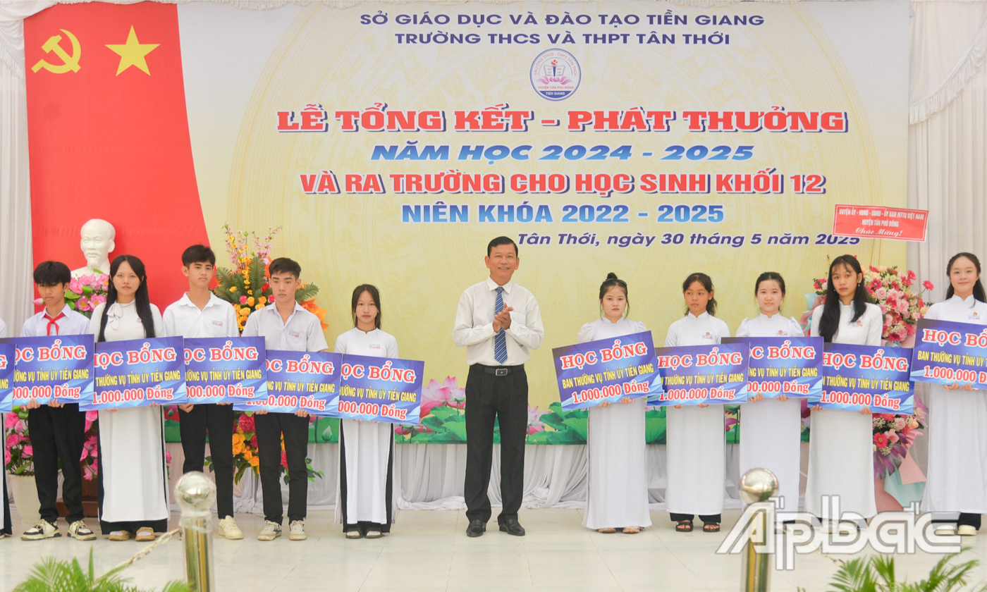 Đồng chí Bùi Thái Sơn trao tặng các suất học bổng cho học sinh vượt khó học tốt.