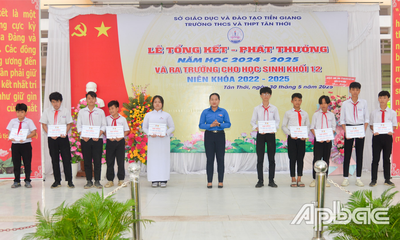 Huyện Đoàn Tân Phú Đông tặng học bổng 