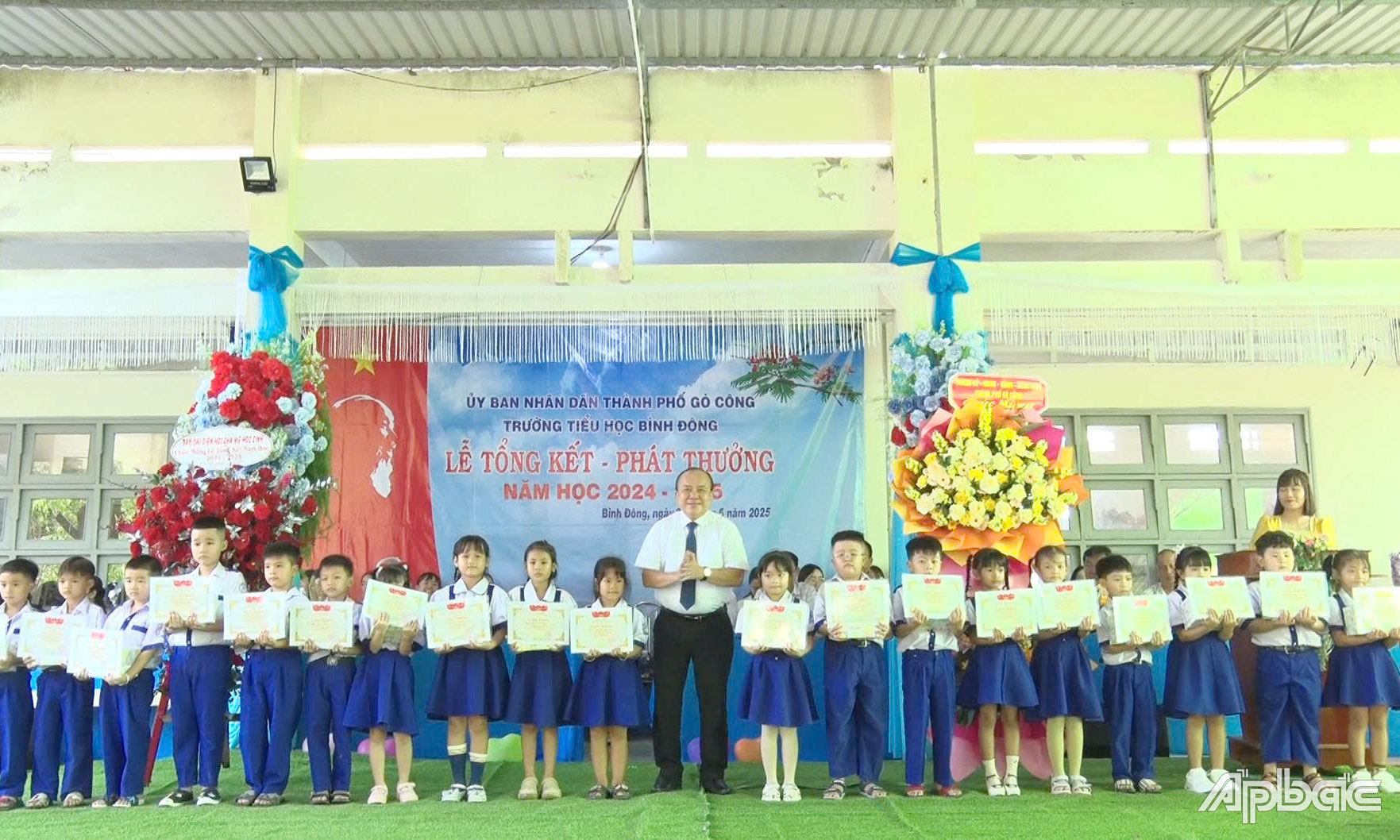 Đồng chí Nguyễn Chí Trung trao học bổng cho các em học sinh vượt khó học tốt.