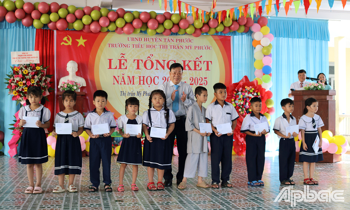 Đồng chí Nguyễn Ngọc Trầm trao học bổng cho các em học sinh