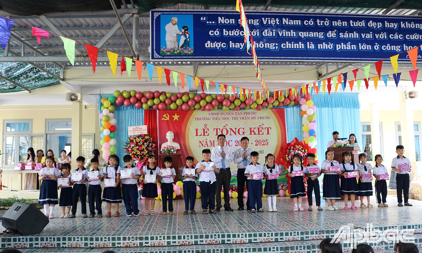 nhà trường đã tuyên dương, khen thưởng cho 633 học sinh đạt thành tích cao trong năm học. 