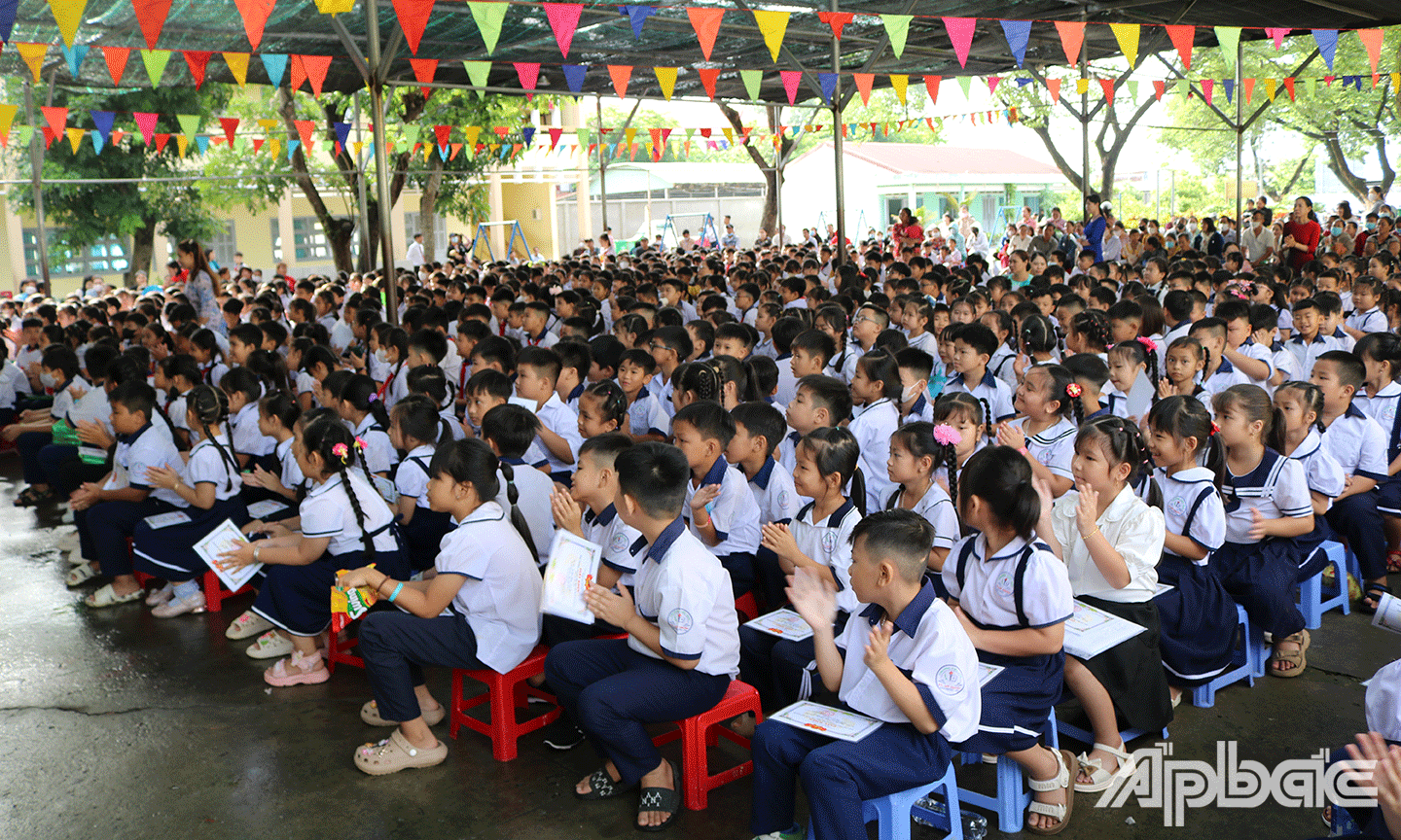 Các em thiếu nhi tham dự lễ tổng kết