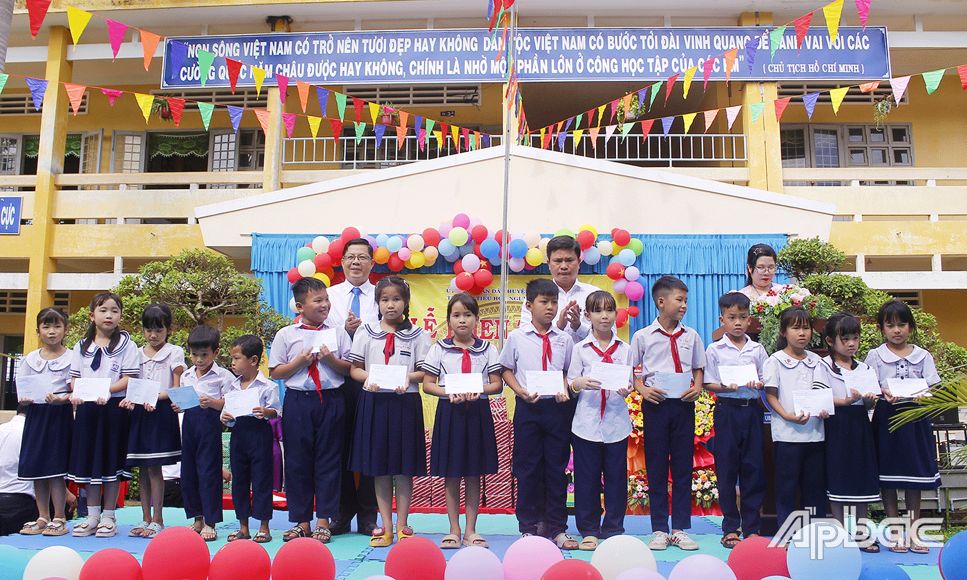 Đồng chí Trần Thanh Nguyên, Phó Chủ tịch Thường trực HĐND tỉnh đã trao tặng các suất học bổng cho các em học sinh có hoàn cảnh khó khăn, vượt khó học tốt. 