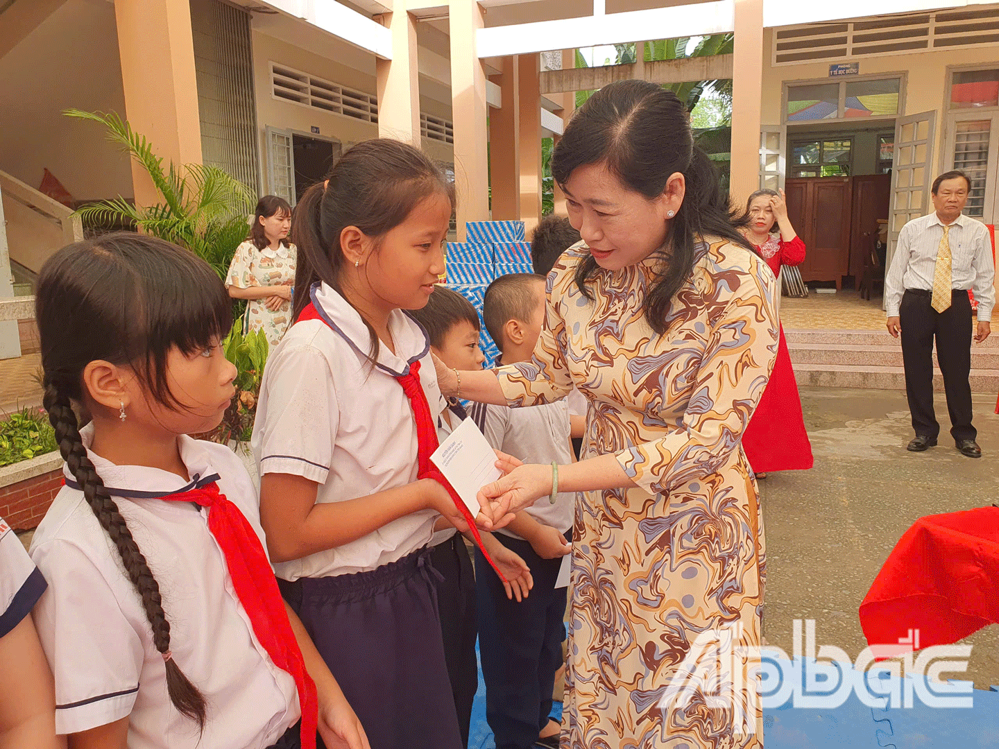 Đồng chí Châu Thị Mỹ Phương trao học bổng. 