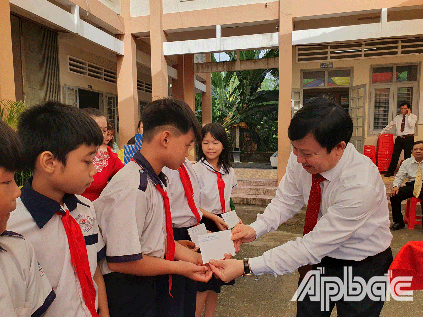 Đồng chí Lê Quang Trí trao học bổng. 