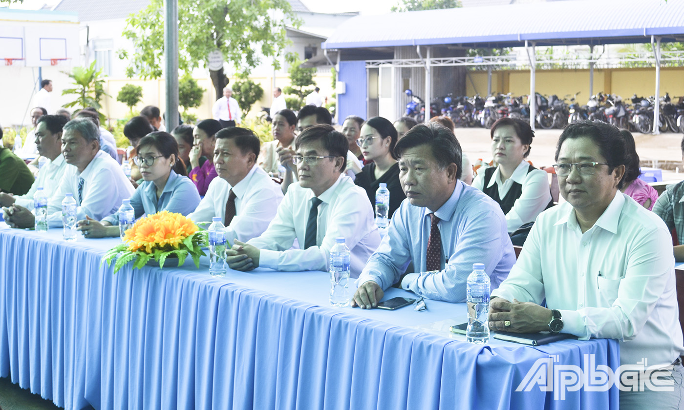 Các đại biểu tham dự buổi lễ.