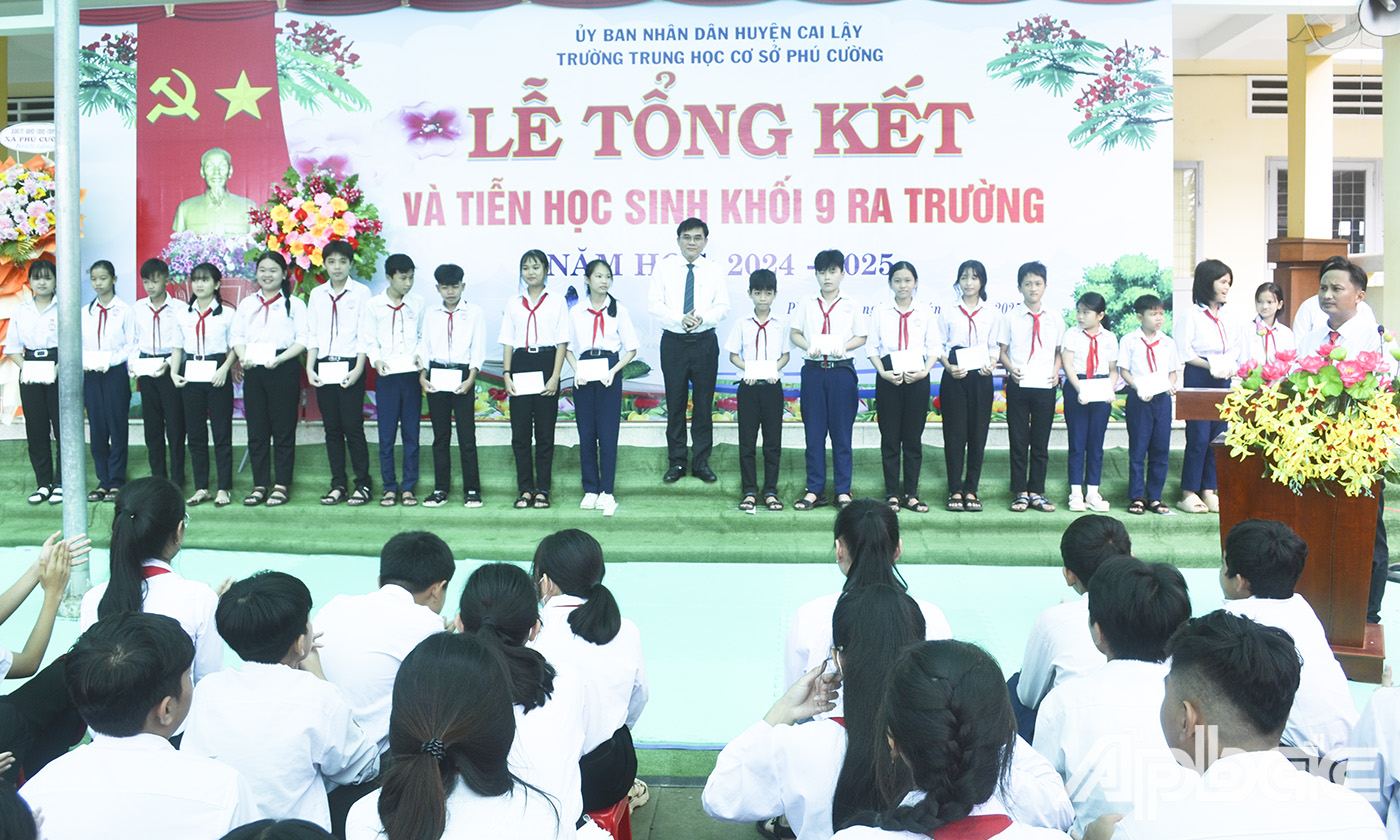 Đồng chí Nguyễn Văn Mười, Trưởng Ban Tổ chức Tỉnh ủy trao học bổng cho các em học sinh.