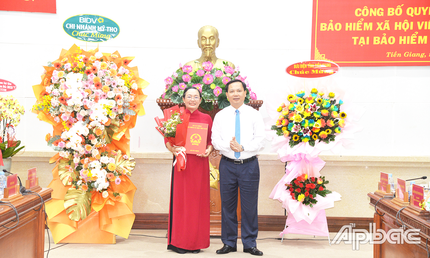 ông Chu Mạnh Sinh, Phó Giám đốc BHXH Việt Nam trao quyết định điều động bổ nhiệm 