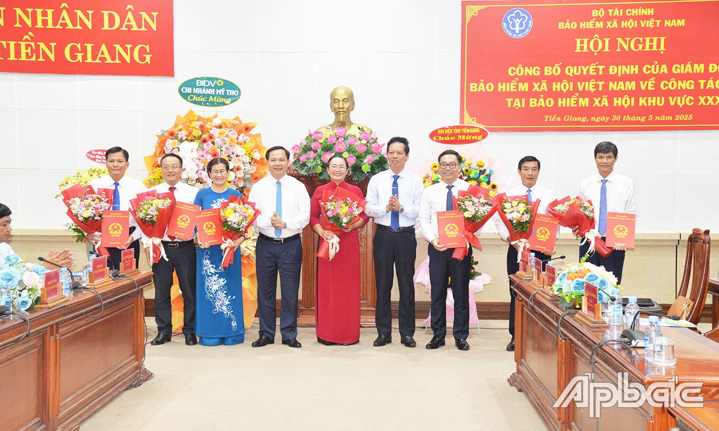 Ông Chu Mạnh Sinh, Phó Giám đốc BHXH Việt Nam và đồng chí Nguyễn Thành Diệu, Tỉnh ủy viên, Phó Chủ tịch UBND tỉnh Tiền Giang tặng hoa chúc mừng Ban giám đốc BHXH Việt Nam Khu vực XXXIII vừa được bổ nhiệm.