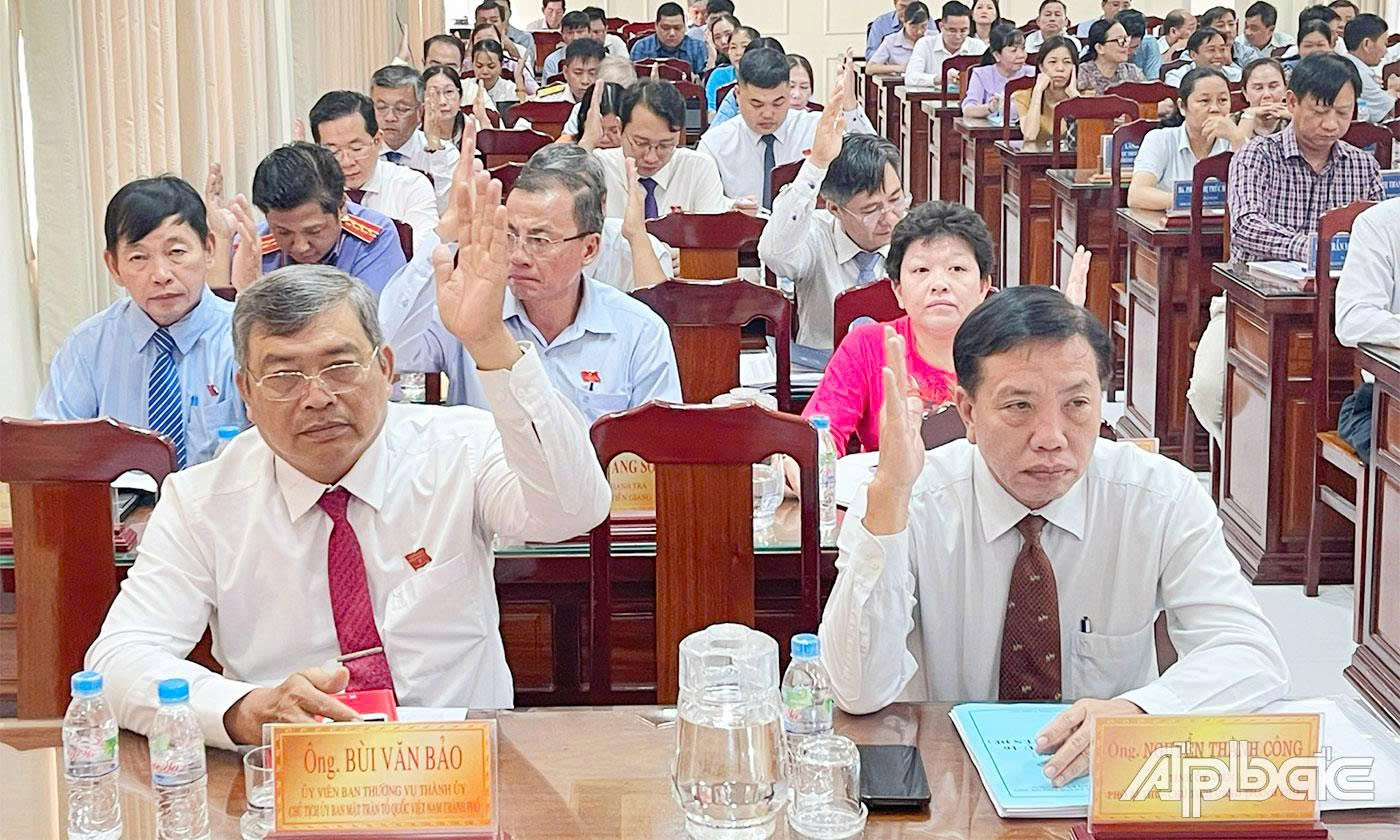 Đại biểu HĐND TP. Mỹ Tho thống nhất biểu quyết thông qua các Nghị quyết.