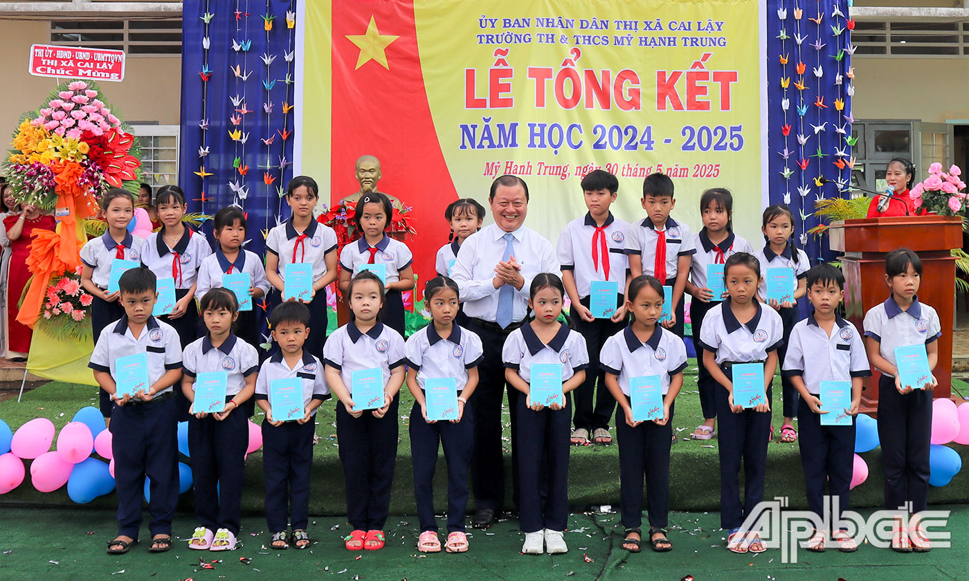 Đồng chí Phan Phùng Phú trao học bổng cho học sinh có hoàn cảnh khó khăn, vượt khó học tốt của Trường Tiểu học và Trung học cơ sở Mỹ Hạnh Trung.