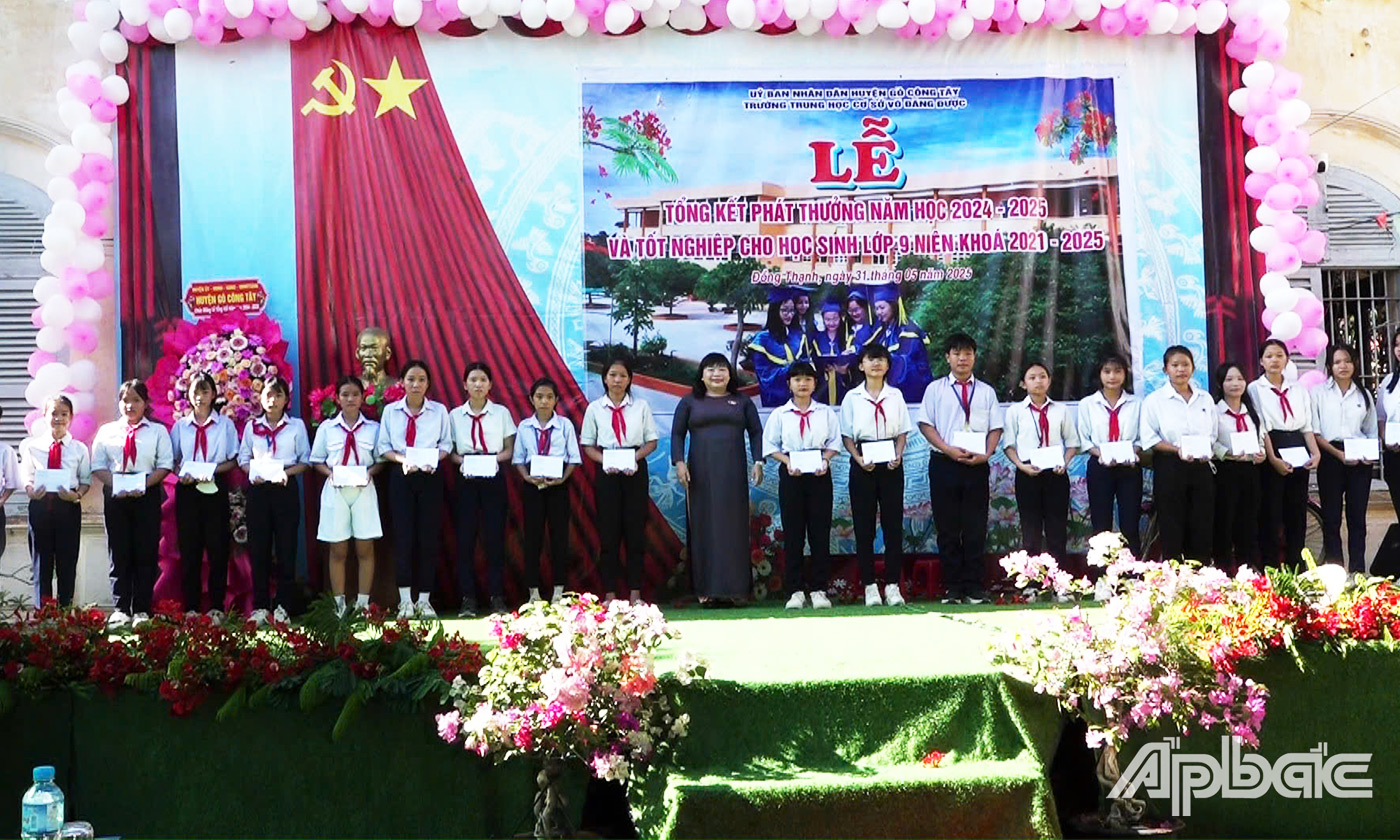 đồng chí Thái Ngọc Bảo Trâm, Tỉnh ủy viên- Phó Bí thư Đảng ủy Các cơ quan Đảng tỉnh Tiền Giang  trao học bổng cho các em học sinh.