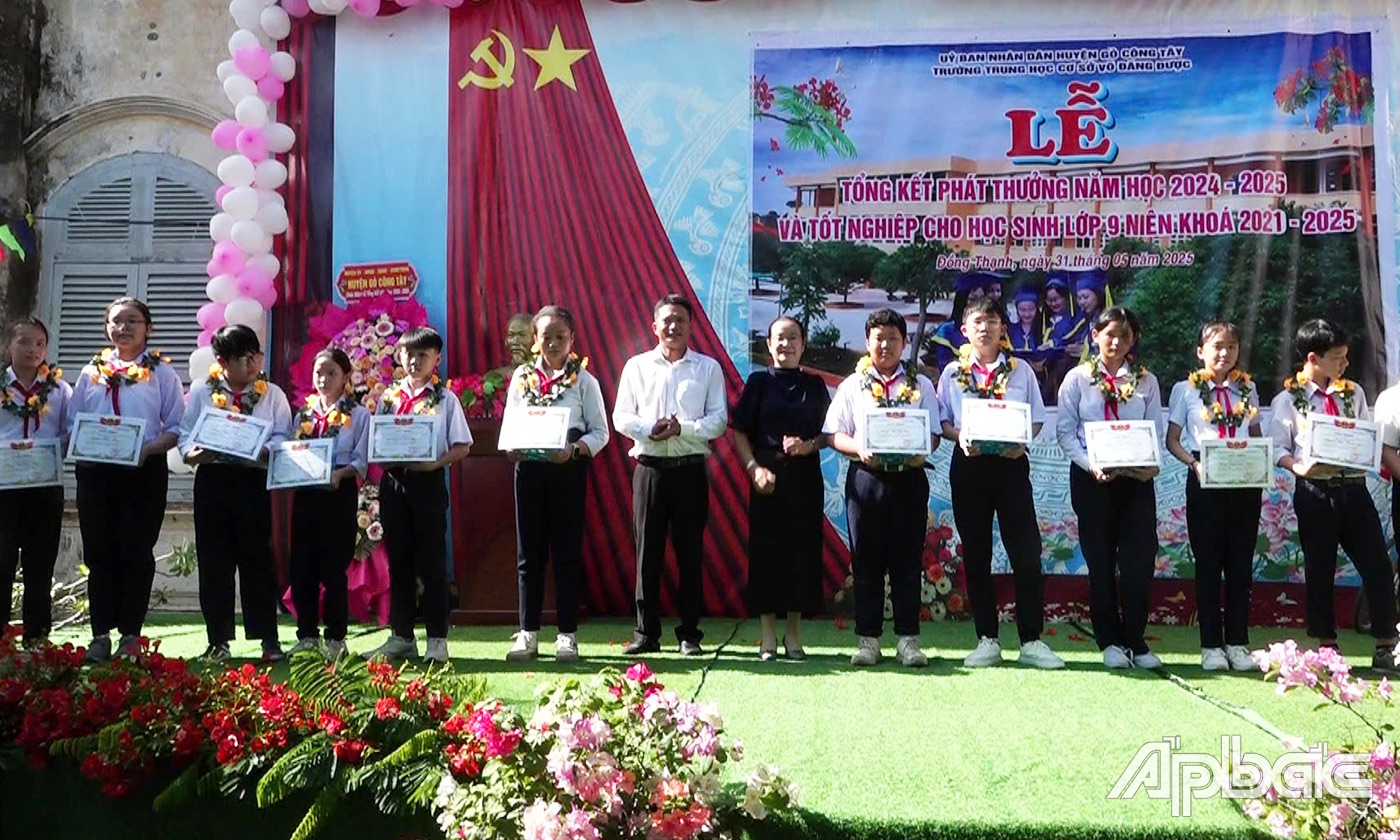 Trao quà cho các em học sinh