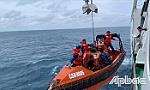 Tàu Cảnh sát biển kịp thời đưa ngư dân bị bệnh về đảo Trường Sa Lớn điều trị