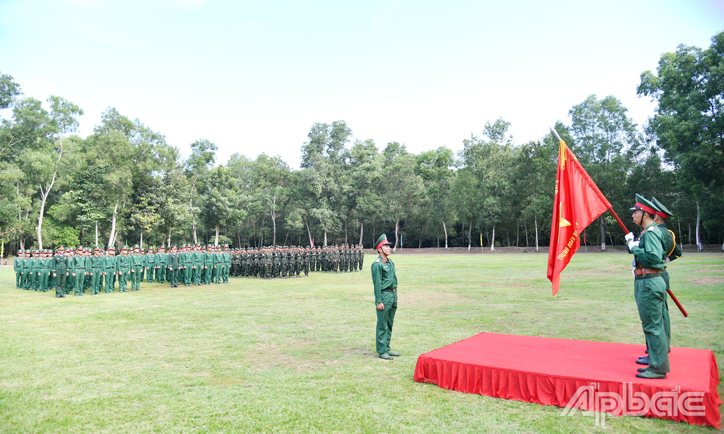 Chiến sĩ mới tuyên thệ dưới Quân kỳ Quyết thắng