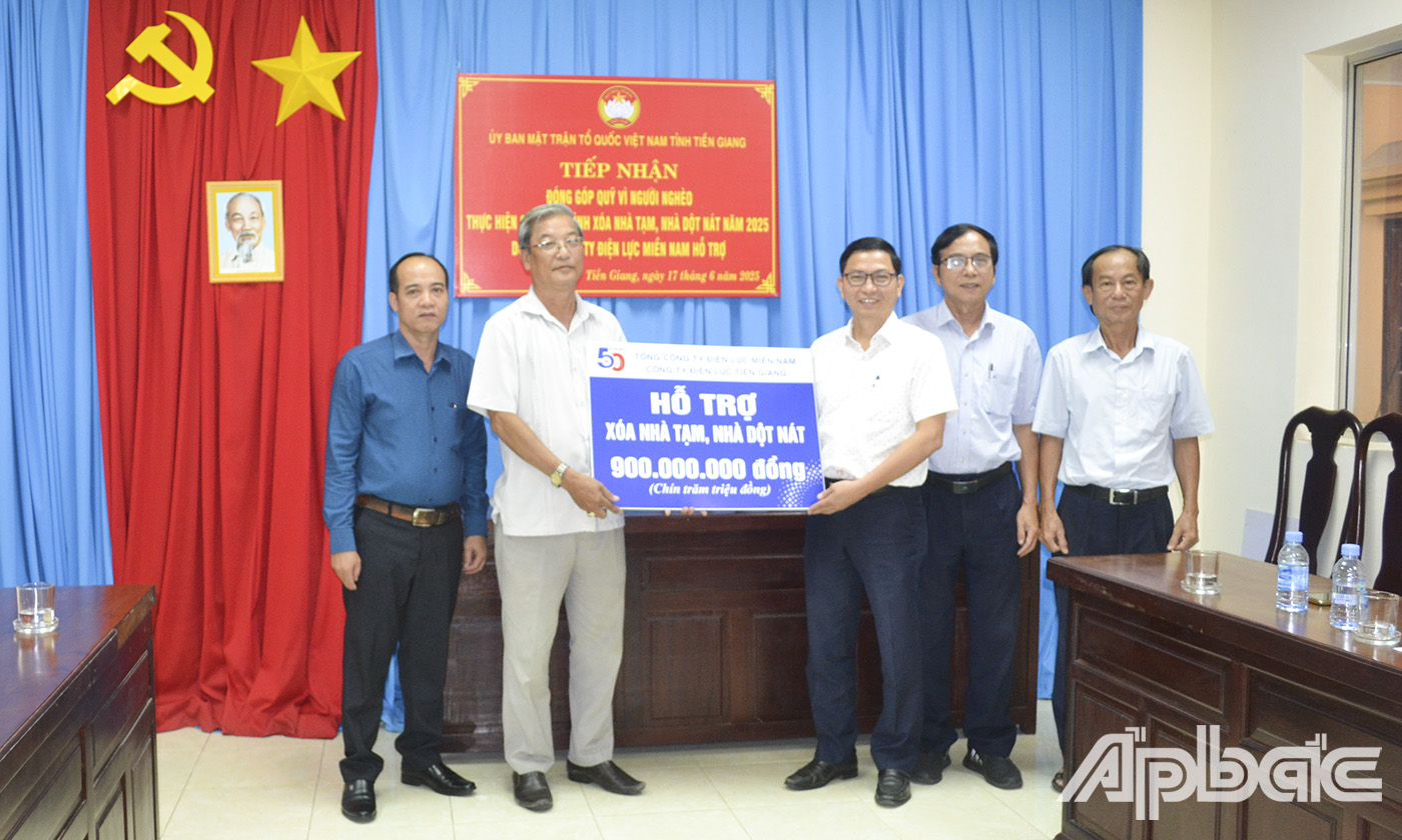 Tiền Giang: Tổng Công ty Điện lực miền Nam ủng hộ 900 triệu đồng xóa nhà tạm, nhà dột nát