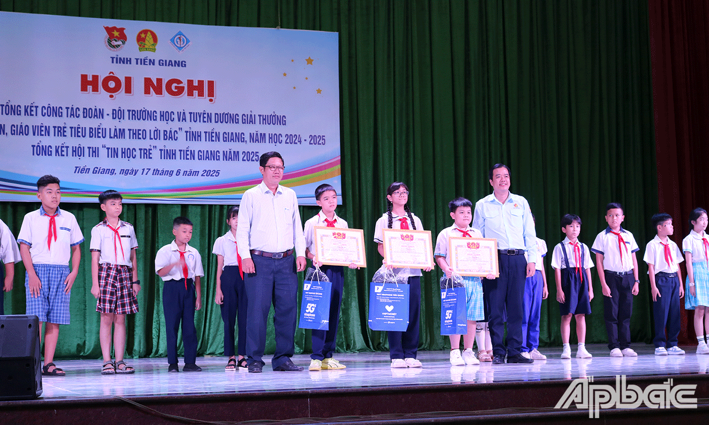 Tỉnh đoàn Tiền Giang: Tuyên dương giáo viên, học sinh tiêu biểu