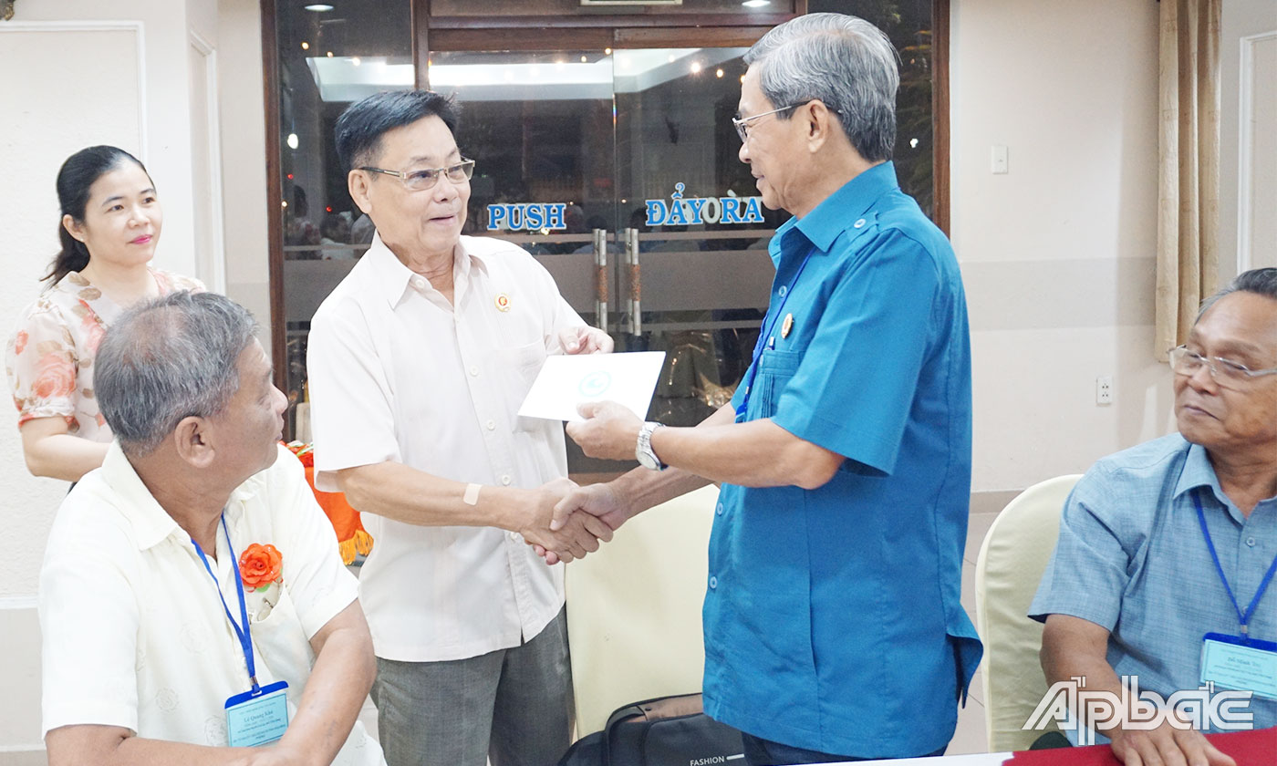 Tiền Giang: Đưa 30 cựu chiến binh tham quan nhà tù Phú Quốc