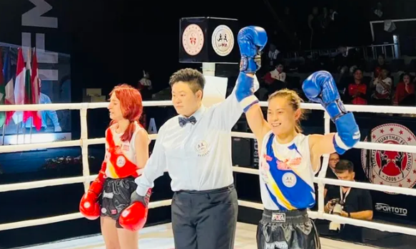Huỳnh Hà Hữu Hiếu (xanh) đã thắng knock-out tại chung kết để giành HCV giải thế giới 2025. Ảnh: IFMA