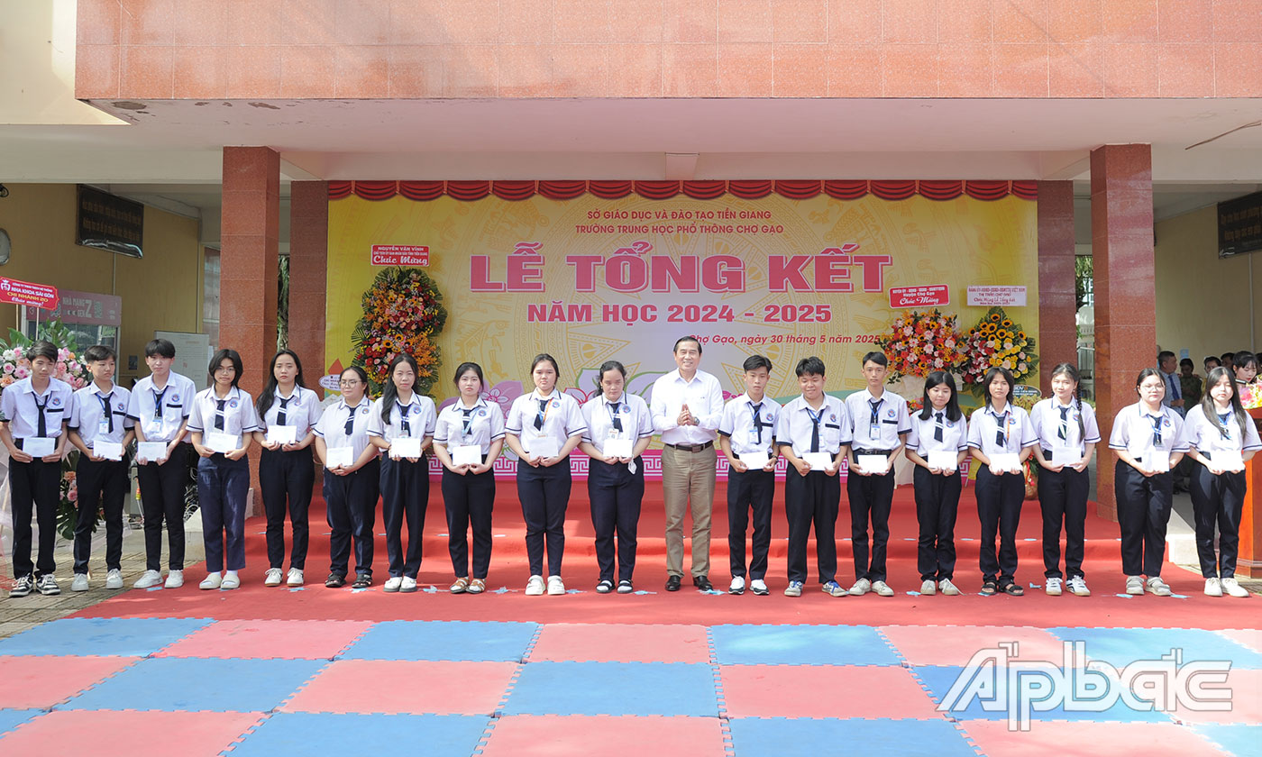 Đồng chí Lê Văn Hưởng, Nguyên Chủ tịch UBND tỉnh Tiền Giang trao tặng 20 suất học bổng