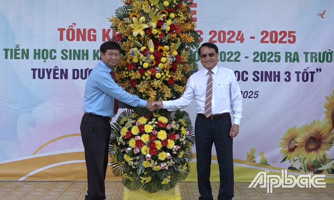 Đồng chí Phạm Văn Trọng tặng hoa nhà trường.