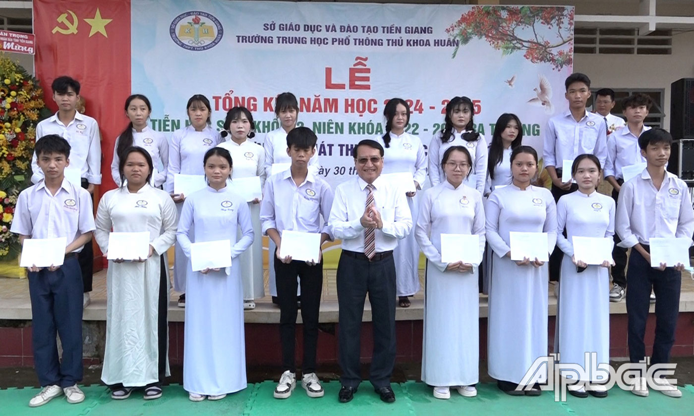 Đồng chí Phạm Văn Trọng trao học bổng cho các em.