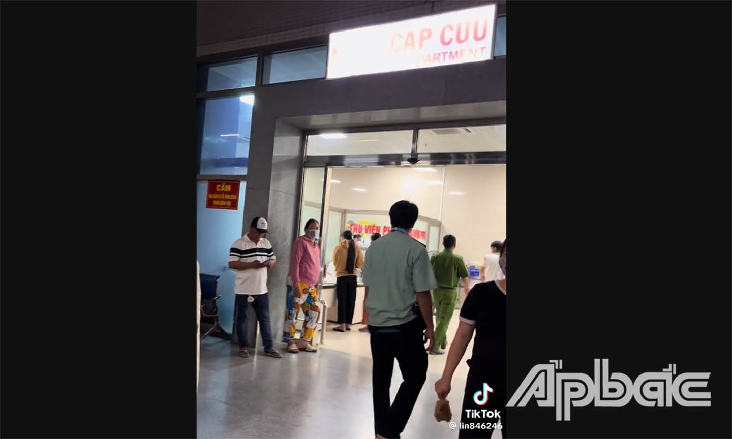 Ảnh được cắt từ clip người phụ nữ quay tại sảnh cấp cứu Bệnh viện Đa khoa Tiền Giang.