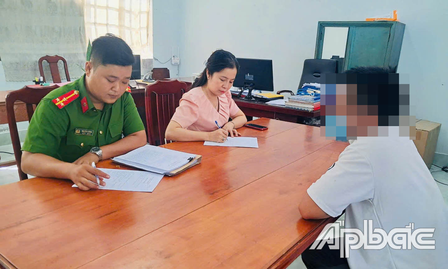Người thanh niên kể lại sự việc bị lừa đảo “Việc nhẹ, lương cao”. Ảnh: Lê Hoài