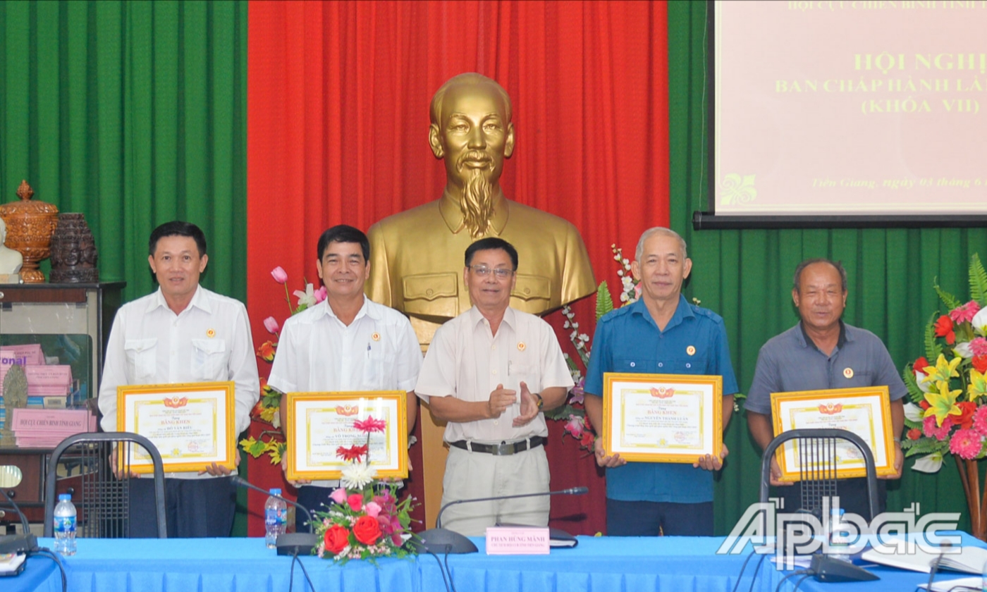 Đại tá Phan Hùng Mãnh trao Bằng khen cho các cá nhân.