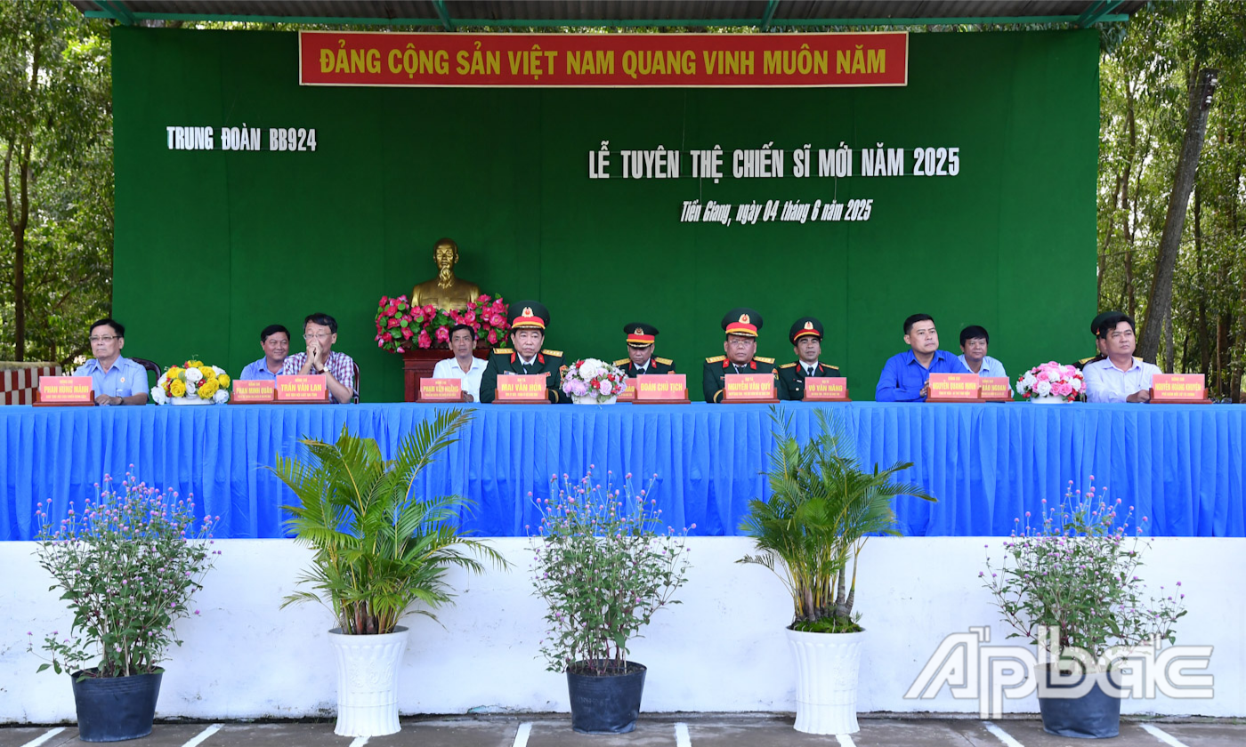 Đại biểu tham dự Lễ tuyên thệ chiến sĩ mới.