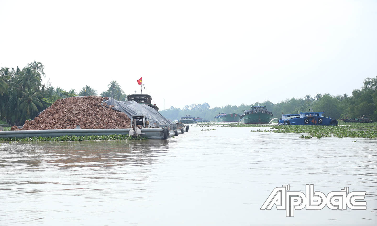 Các phương tiện trên tuyến kênh Chợ Gạo.