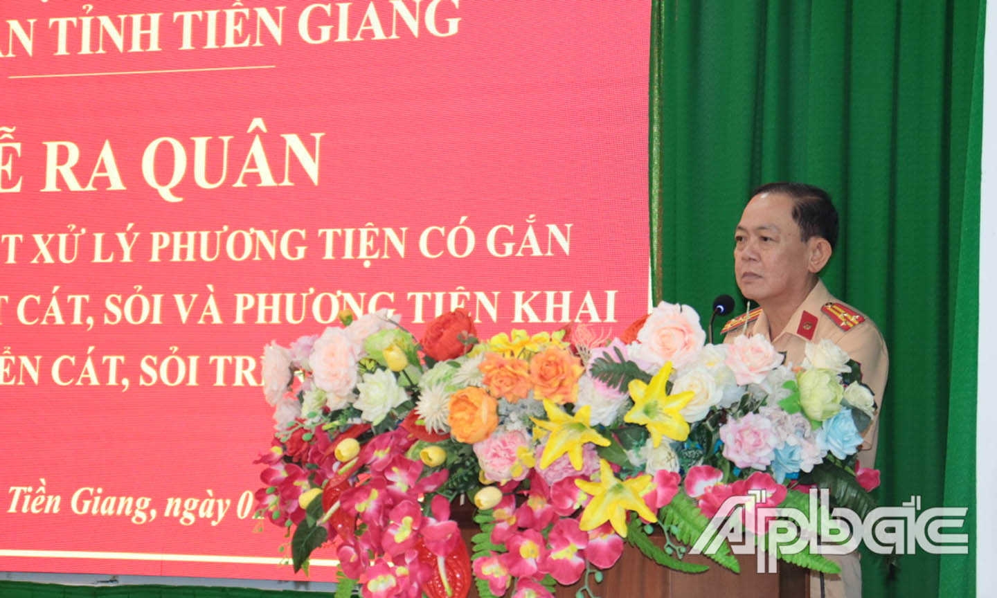 Thượng tá Nguyễn Văn Dũng - Trưởng phòng Cảnh sát giao thông phát biểu tại buổi lễ ra quân.