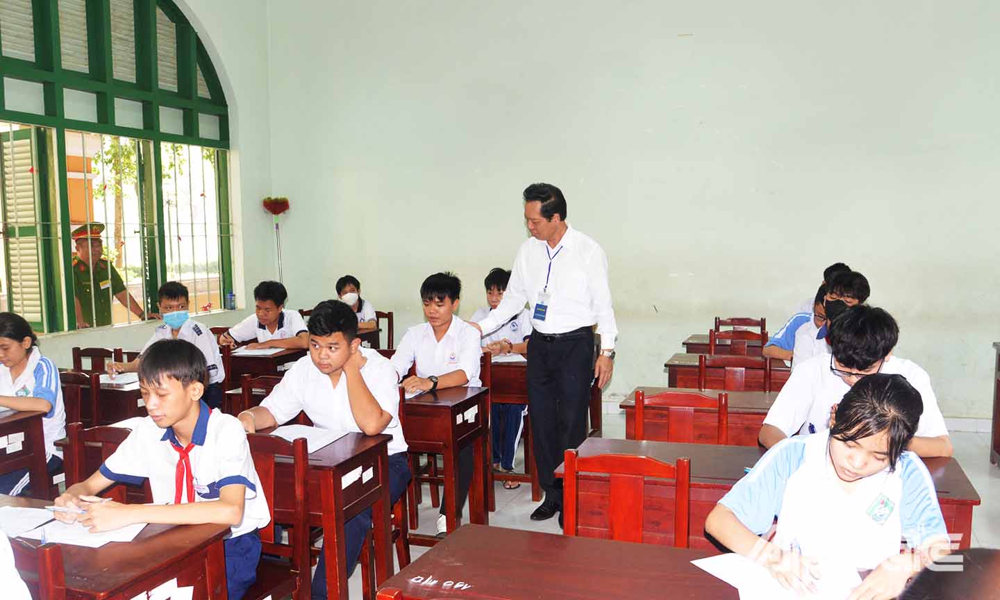 Phó Chủ tịch UBND tỉnh Nguyễn Thành Diệu đã đến thăm, động viên các TS dự thi ở các hội đồng thi của TP. Mỹ Tho. 