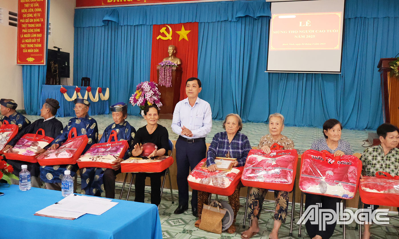 Chúc thọ, tặng quà người cao tuổi.