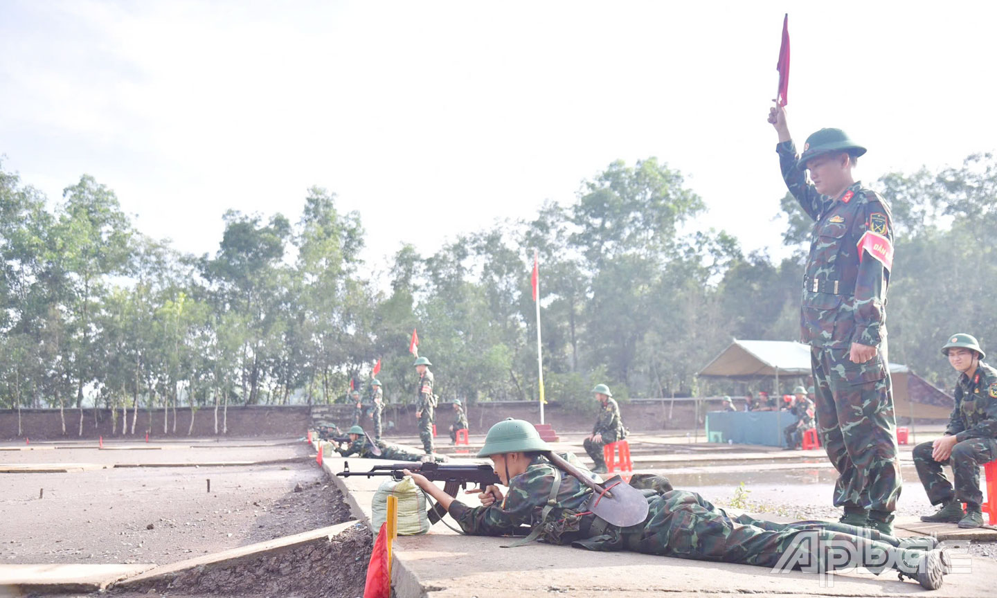 CSM kiểm tra bắn đạn thật bài 1 súng tiểu liên AK.
