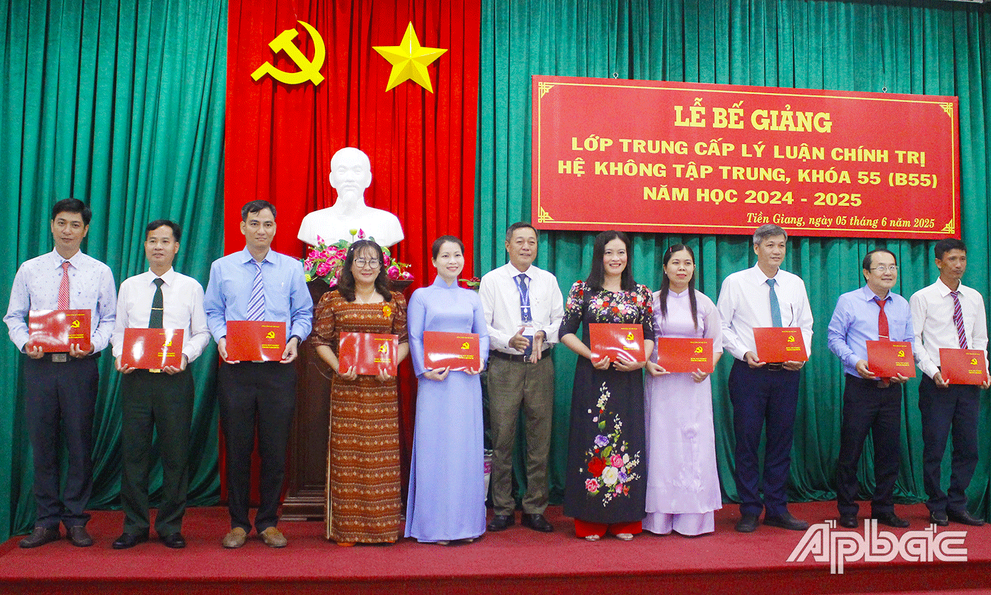 Phó Hiệu trưởng Trường Chính trị tỉnh Tiền Giang Nguyễn Văn Sơn phát biểu tại buổi lễ.