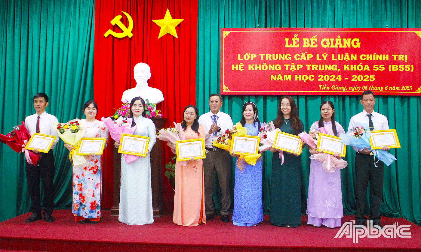 Ban Tổ chức lớp học tặng Giấy khen cho 8 học viên đã đạt thành tích tốt trong học tập và rèn luyện