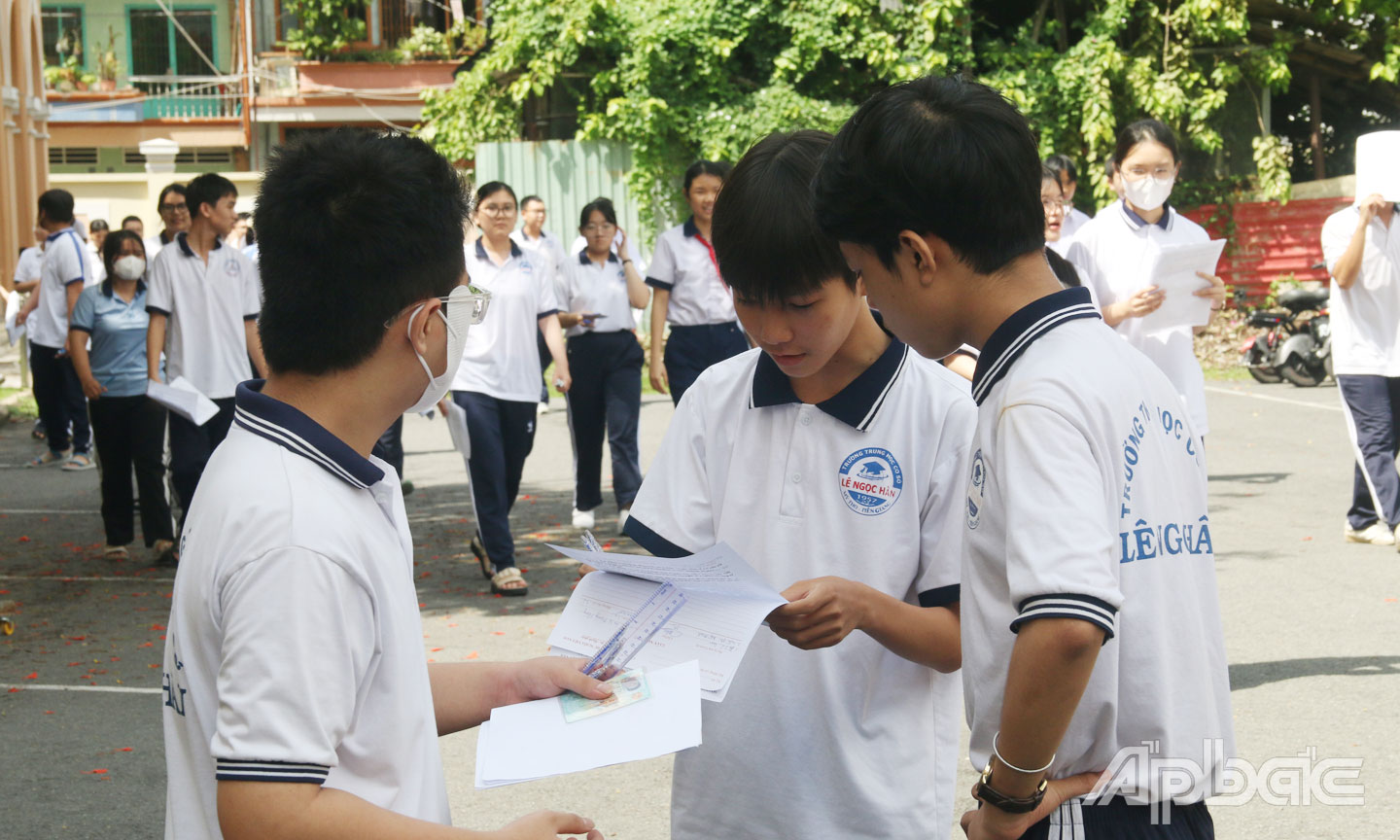 TS phấn khởi khi hoàn thành Kỳ thi tuyển sinh lớp 10 (ảnh chụp tại Hội đồng thi  Trường THPT Nguyễn Đình Chiểu, TP. Mỹ Tho). 