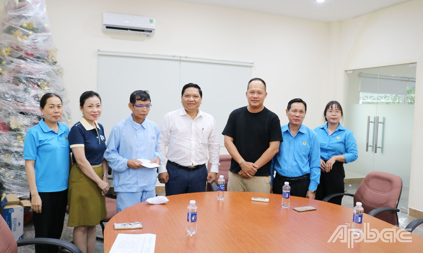 Đồng chí Lê Minh Hùng, Chủ tịch LĐLĐ tỉnh và đồng chí Lý Văn Cẩm, Giám đốc Sở Nội vụ thăm hỏi,  trao hỗ trợ cho anh Nguyễn Văn Tèo, công nhân Công ty TNHH MTV Li Chuan Food (TP. Mỹ Tho) bị  TNLĐ nhân Tháng Công nhân năm 2025.