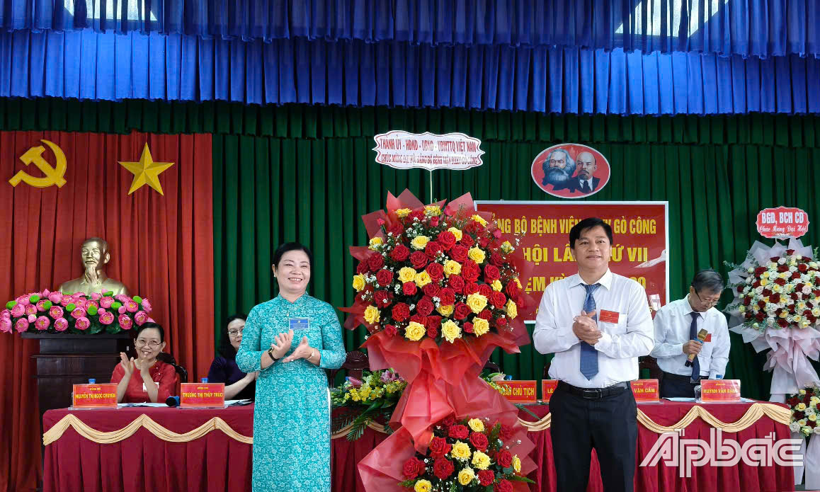 Đồng chí Lê Thị Đẩu tặng hoa chúc mừng đại hội.